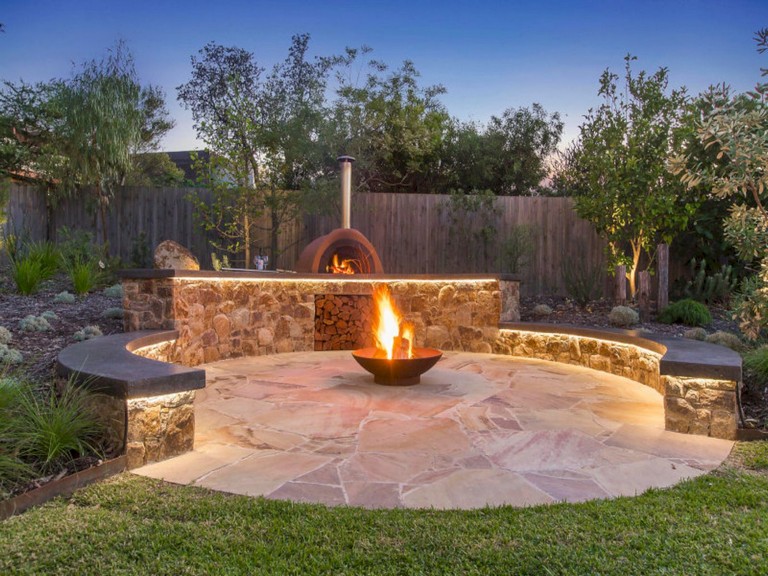 30+ Exciting Backyard Fire Pit Landscaping Ideas on A ...